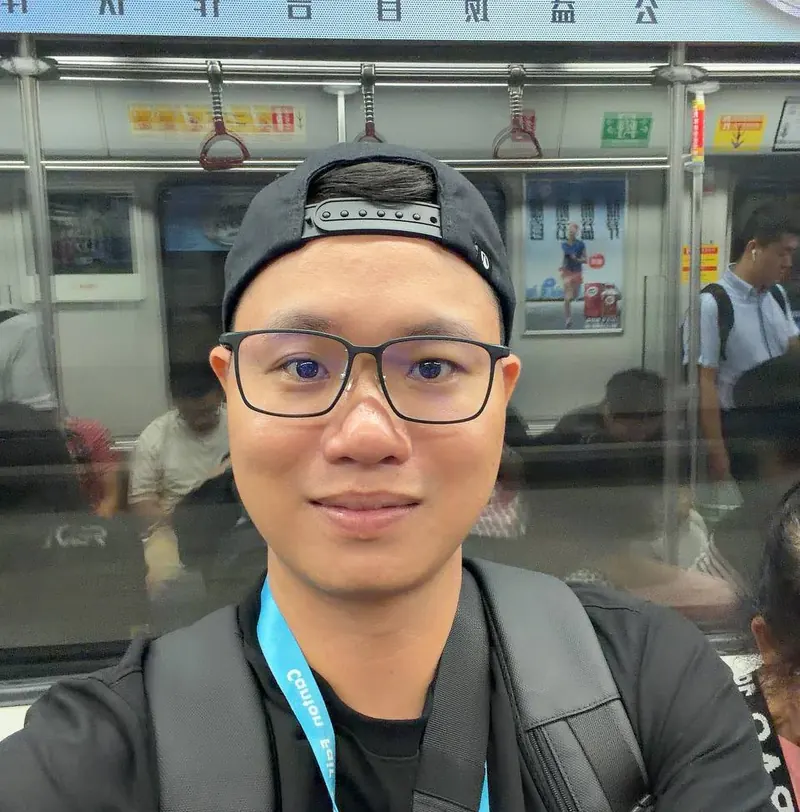 Anh Tùng đeo dây thẻ khách mua Canton Fair trên tàu điện ngầm Quảng Châu